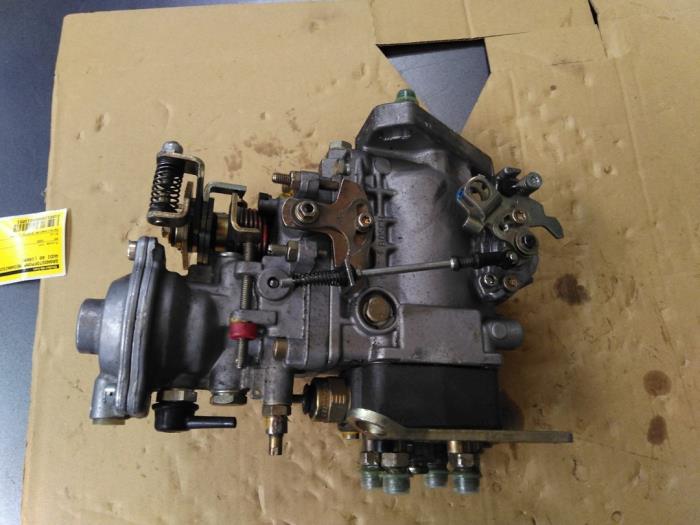 Mechanical fuel pump from a Audi 80 (B3) 1.6 CC,CD 1989