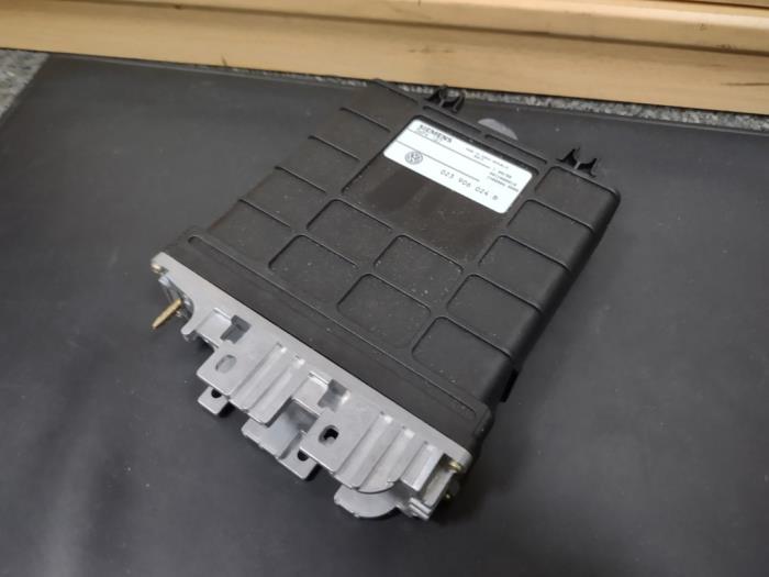 Engine management computer from a Volkswagen Transporter T4 2.5 i 1996