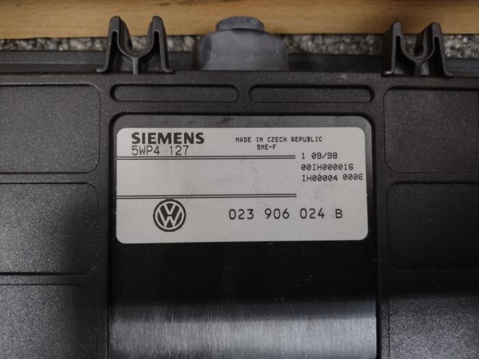 Engine management computer from a Volkswagen Transporter T4 2.5 i 1996
