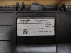 Engine management computer from a Volkswagen Transporter T4 2.5 i 1996