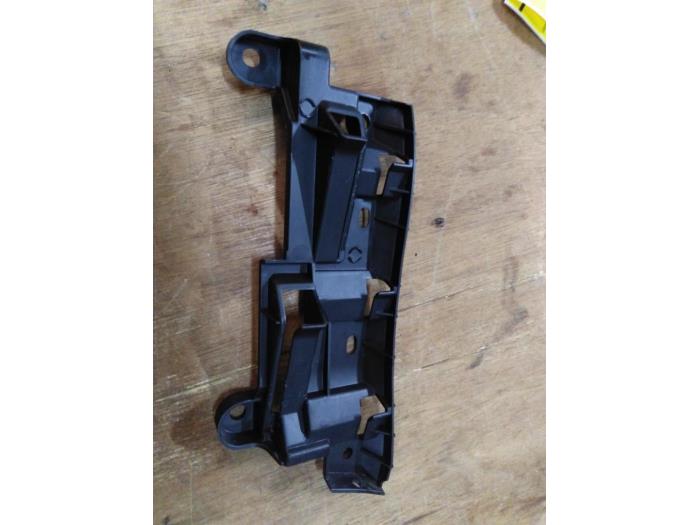 Rear bumper mounting bracket