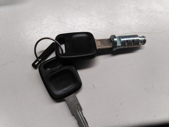 Nya Handskfacklock Volkswagen Transporter T4 2.4 D Syncro Pris € 29,65 Inklusive moms erbjuds av Autohandel P. Caron & Zoon B.V.