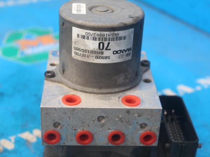 Begagnade ABS-pump Kia Rio III (UB) 1.2 CVVT 16V Pris € 105,00 Marginaltabell erbjuds av Maresia Auto Recycling B.V.