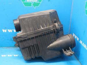 Usados Cuerpo de filtro de aire Kia Rio III (UB) 1.4 CVVT 16V Precio € 52,50 Norma de margen ofrecido por Maresia Auto Recycling B.V.