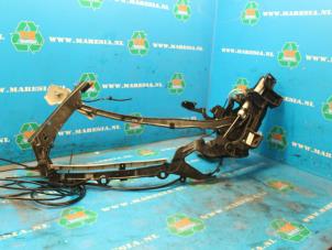 Begagnade Gångjärn, cabriolettak Ford Focus 2 C+C Pris € 105,00 Marginaltabell erbjuds av Maresia Auto Recycling B.V.