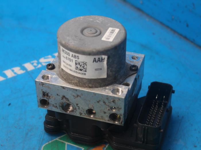Begagnade ABS-pump Chevrolet Spark 1.0 16V Pris € 105,00 Marginaltabell erbjuds av Maresia Auto Recycling B.V.