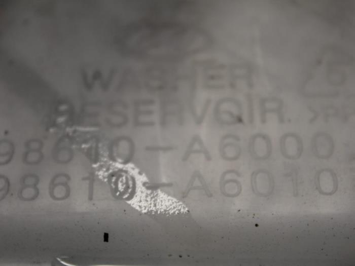 Depósito de lavaparabrisas delante de un Hyundai i30 (GDHB5) 1.6 CRDi 16V VGT 2013