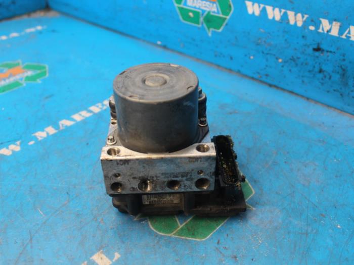 Używane Pompa ABS Peugeot 307 (3A/C/D) 1.6 16V Cena € 52,50 Procedura marży oferowane przez Maresia Auto Recycling B.V.