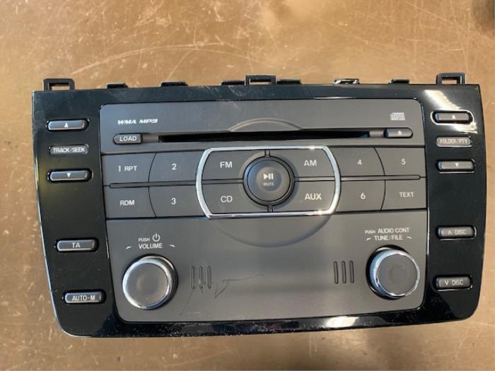 Reproductor de CD y radio de un Mazda 6. 2011