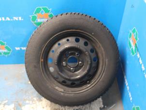 Usagé Jante + pneu d'hiver Kia Cee'd (JDB5) 1.6 GDI 16V Prix € 52,50 Règlement à la marge proposé par Maresia Auto Recycling B.V.