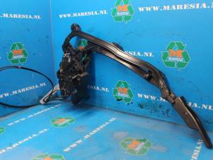Used Convertible top hinge Mitsubishi Colt CZC 1.5 16V Price € 210,00 Margin scheme offered by Maresia Auto Recycling B.V.