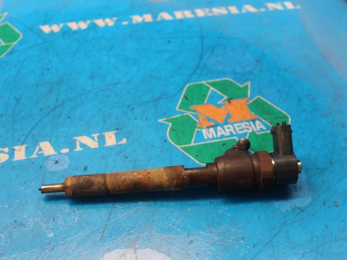 Injector (diesel) from a Opel Corsa 2013