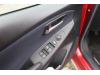 Mecanismo de ventanilla de 4 puertas izquierda detrás de un Mazda 2 (DJ/DL), 2014 1.5 SkyActiv-G 90, Hatchback, Gasolina, 1.496cc, 66kW (90pk), FWD, P5Y6; P5Y5; P5Y8; P5X0; P5X2, 2014-08, DJ6H5; DJ16H5; DJ16HD 2017
