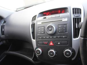 Gebrauchte Radio CD Spieler Kia Cee'd (EDB5) 1.6 CRDi 16V Preis € 89,25 Margenregelung angeboten von Maresia Auto Recycling B.V.