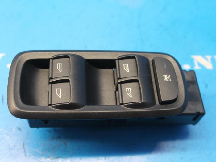 Usados Interruptor combinado de ventanillas Ford Ka+ 1.2 Ti-VCT Precio € 47,25 Norma de margen ofrecido por Maresia Auto Recycling B.V.