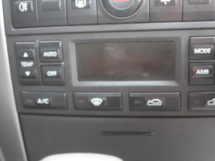 Heater control panel from a Kia Sorento I (JC) 2.5 CRDi 16V 2005