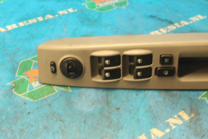 Usados Interruptor combinado de ventanillas Kia Sorento I (JC) 2.5 CRDi 16V Precio € 36,75 Norma de margen ofrecido por Maresia Auto Recycling B.V.