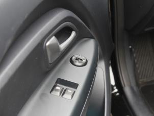 Używane Mechanizm szyby lewej przedniej wersja 4-drzwiowa Kia Rio III (UB) 1.2 CVVT 16V Cena € 63,00 Procedura marży oferowane przez Maresia Auto Recycling B.V.