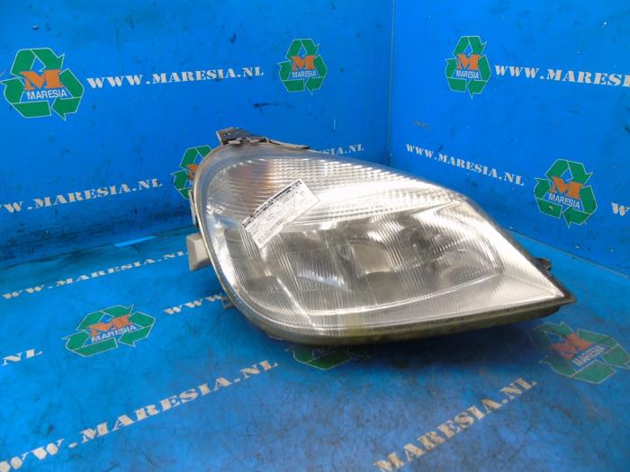 Używane Reflektor prawy Mercedes Vaneo (W414) 1.7 CDI 16V Cena € 52,50 Procedura marży oferowane przez Maresia Auto Recycling B.V.