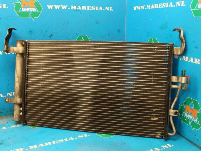 Usagé Radiateur clim Hyundai Coupe 2.0i 16V CVVT Prix € 47,25 Règlement à la marge proposé par Maresia Auto Recycling B.V.