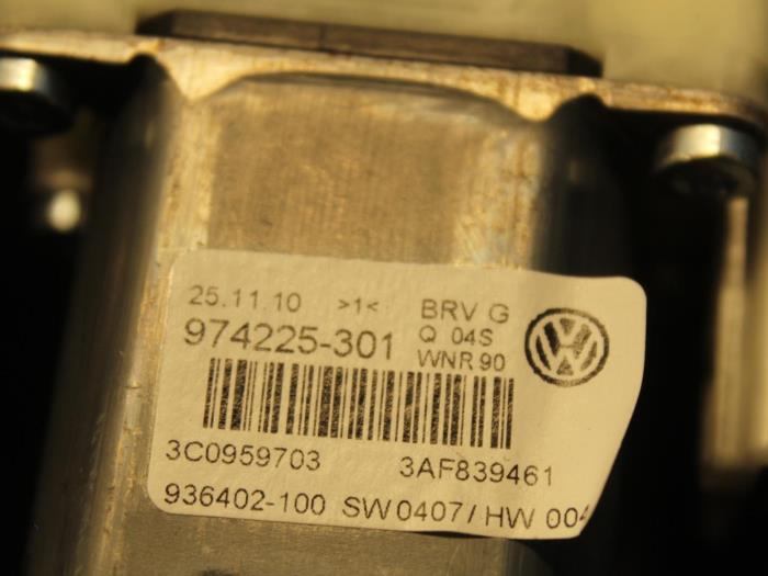 Mechanizm szyby lewej tylnej wersja 4-drzwiowa z Volkswagen Passat Variant (365) 2.0 TDI 16V 140 2011