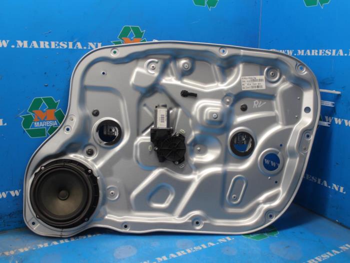Mechanizm szyby prawej przedniej wersja 4-drzwiowa z Kia Cee'd Sporty Wagon (EDF) 1.4 16V 2011