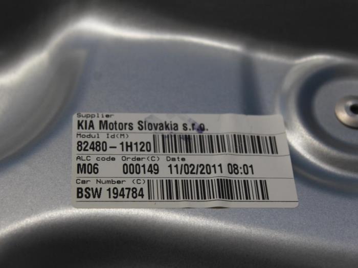 Mechanizm szyby prawej przedniej wersja 4-drzwiowa z Kia Cee'd Sporty Wagon (EDF) 1.4 16V 2011