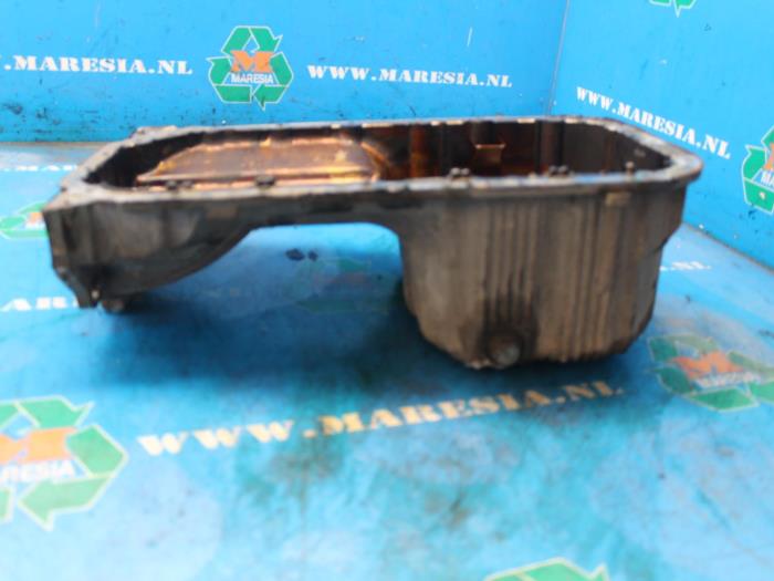 Usagé Couvercle carter Hyundai Coupe 2.0i 16V CVVT Prix € 63,00 Règlement à la marge proposé par Maresia Auto Recycling B.V.