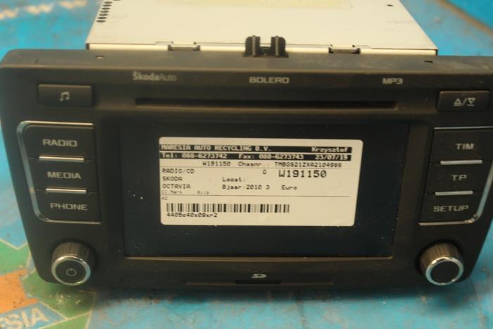 Radio CD player from a Skoda Octavia Combi (1Z5) 1.9 TDI 2010
