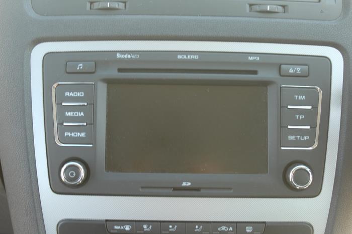 Radio CD player from a Skoda Octavia Combi (1Z5) 1.9 TDI 2010