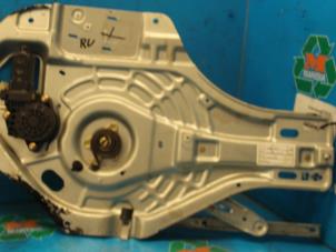 Używane Mechanizm szyby prawej przedniej wersja 4-drzwiowa Hyundai Tucson (JM) 2.0 CRDi 16V 4x4 Cena € 52,50 Procedura marży oferowane przez Maresia Auto Recycling B.V.