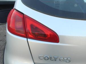 Usados Luz trasera izquierda Mitsubishi Colt (Z2/Z3) 1.5 16V Precio € 15,75 Norma de margen ofrecido por Maresia Auto Recycling B.V.