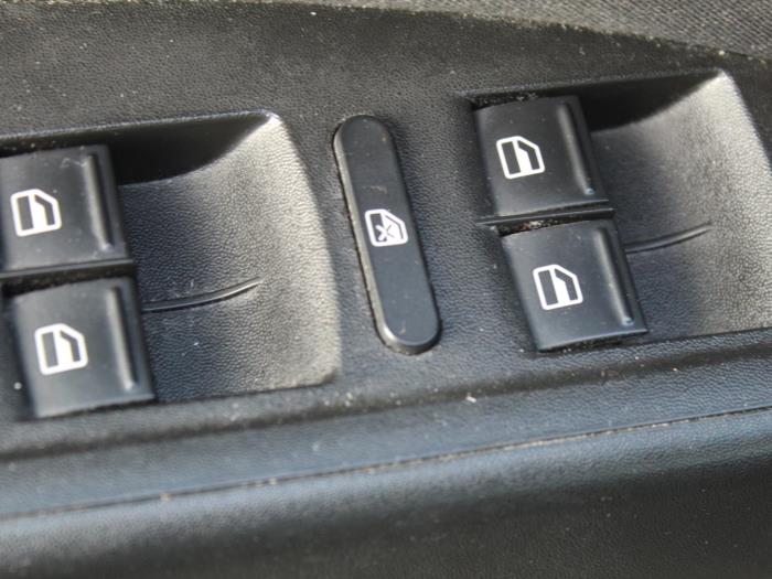 Usados Interruptor combinado de ventanillas Seat Altea (5P1) 1.6 Precio € 52,50 Norma de margen ofrecido por Maresia Auto Recycling B.V.