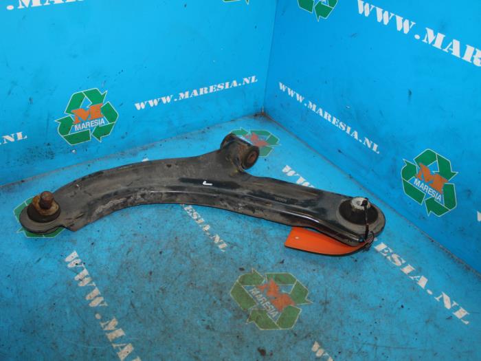 Front lower wishbone, left from a Nissan Note (E11) 1.4 16V 2006