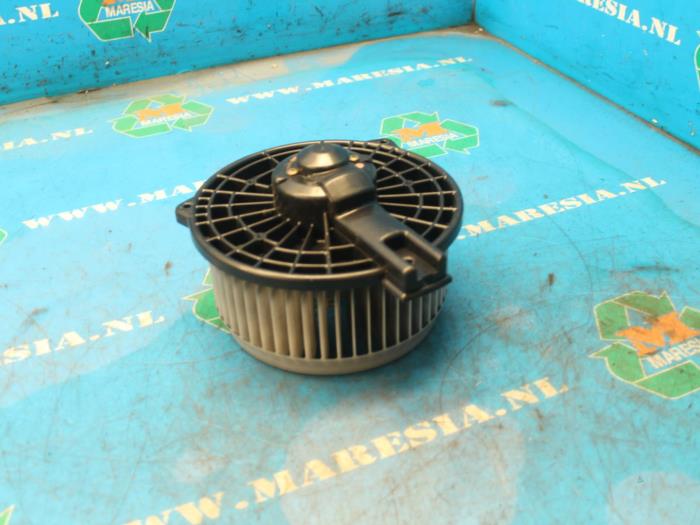 Heating and ventilation fan motor from a Lexus IS SportCross (E1) 200 2.0 24V 2004