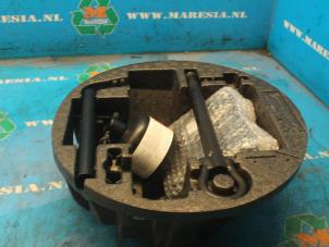 Used Tyre repair kit Renault Clio IV (5R) 0.9 Energy TCE 90 12V Price € 42,00 Margin scheme offered by Maresia Auto Recycling B.V.