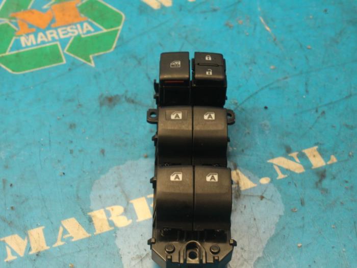 Usados Interruptor combinado de ventanillas Toyota C-HR (X1,X5) 1.8 16V Hybrid Precio € 73,50 Norma de margen ofrecido por Maresia Auto Recycling B.V.