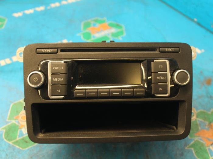 Reproductor de CD y radio de un Volkswagen Polo V (6R) 1.2 TSI 2013
