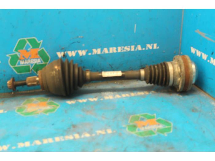 Front drive shaft, left from a Skoda Superb (3TAA) 2.0 TDI PD 2009