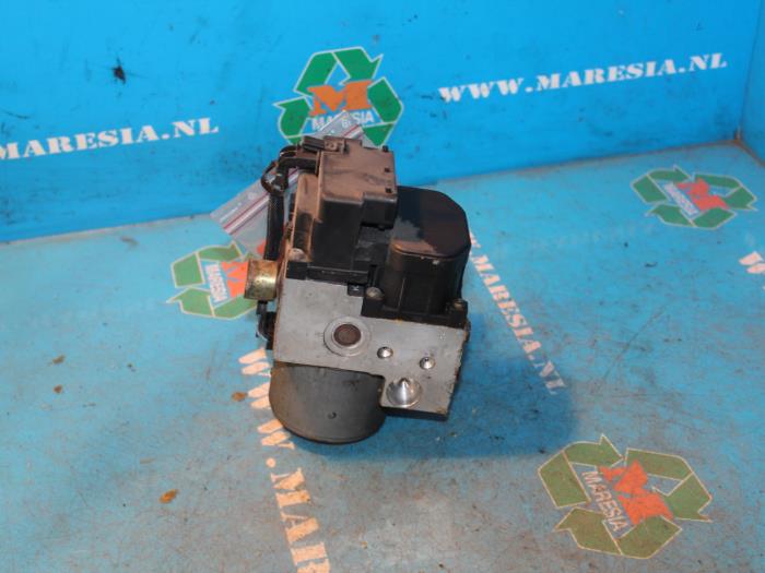 ABS-pump från en Nissan Almera Tino (V10M) 1.8 16V 2000