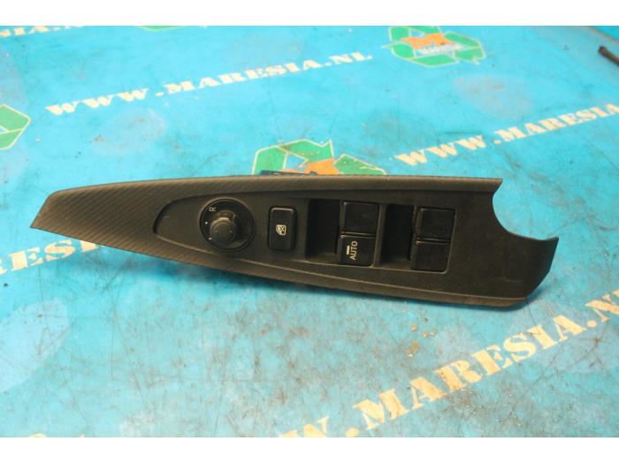 Usados Interruptor combinado de ventanillas Mazda 2 (DJ/DL) 1.5 SkyActiv-G 90 Precio € 63,00 Norma de margen ofrecido por Maresia Auto Recycling B.V.