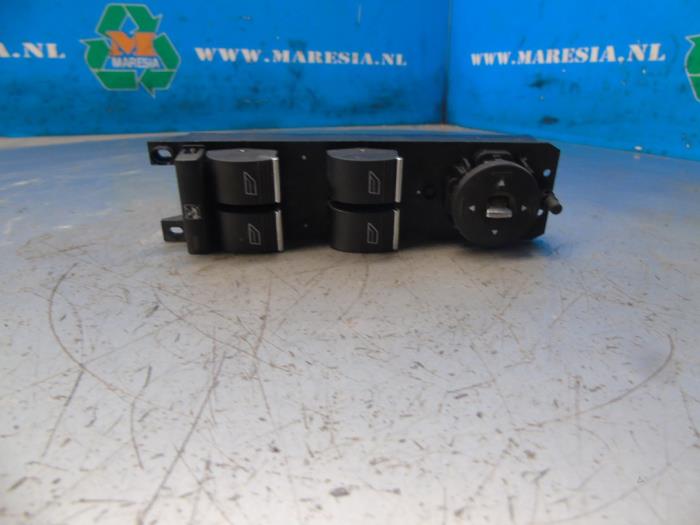Usados Interruptor combinado de ventanillas Ford Focus 3 Wagon 1.6 Ti-VCT 16V 125 Precio € 42,00 Norma de margen ofrecido por Maresia Auto Recycling B.V.