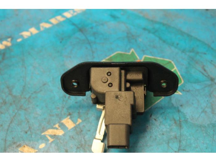 Tailgate lock mechanism from a Kia Rio IV (YB) 1.0i T-GDi 120 12V 2017