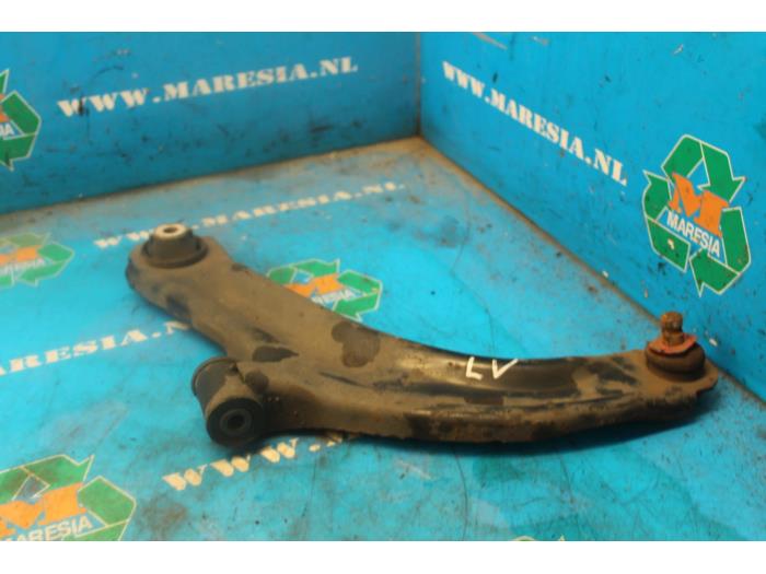 Front lower wishbone, left from a Nissan Note (E11) 1.4 16V 2008