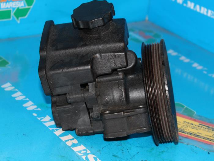Power steering pump from a Mercedes-Benz Sprinter 2t (901/902) 211 CDI 16V 2004