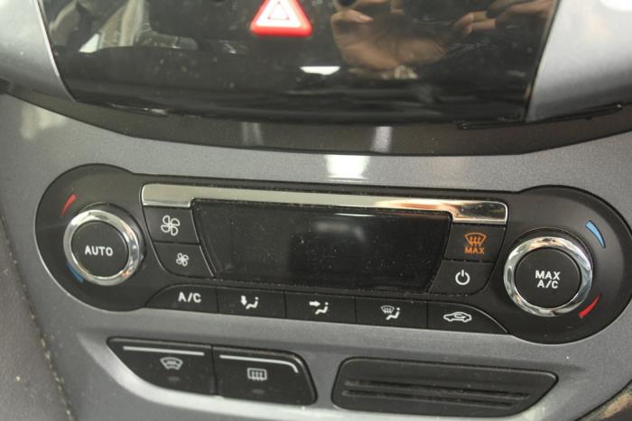 Panel de control de calefacción de un Ford Focus 3 1.6 Ti-VCT 16V 125 2012