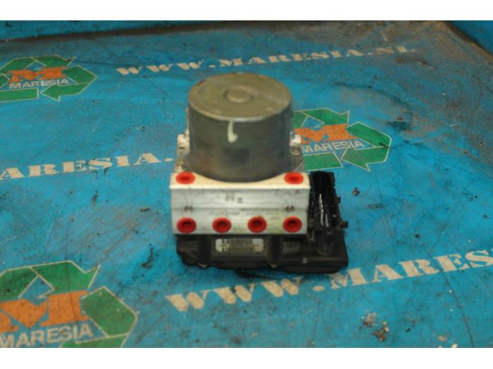 Begagnade ABS-pump Nissan Almera Tino (V10M) 1.8 16V Pris € 47,25 Marginaltabell erbjuds av Maresia Auto Recycling B.V.