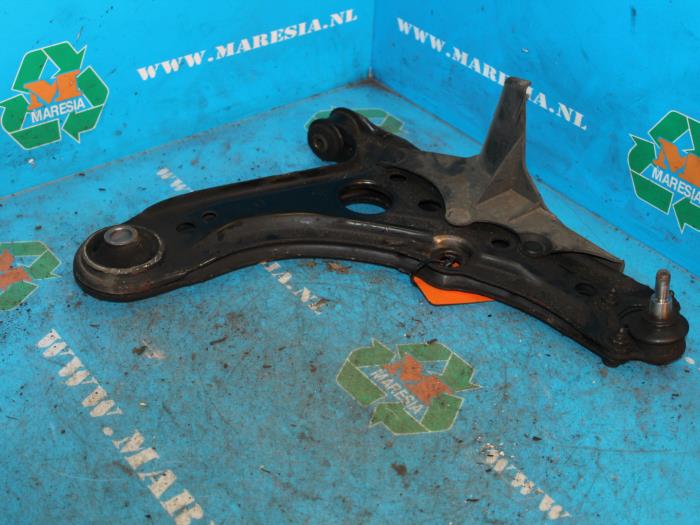 Front lower wishbone, right from a Volkswagen Lupo (6X1) 1.4 16V 75 2000
