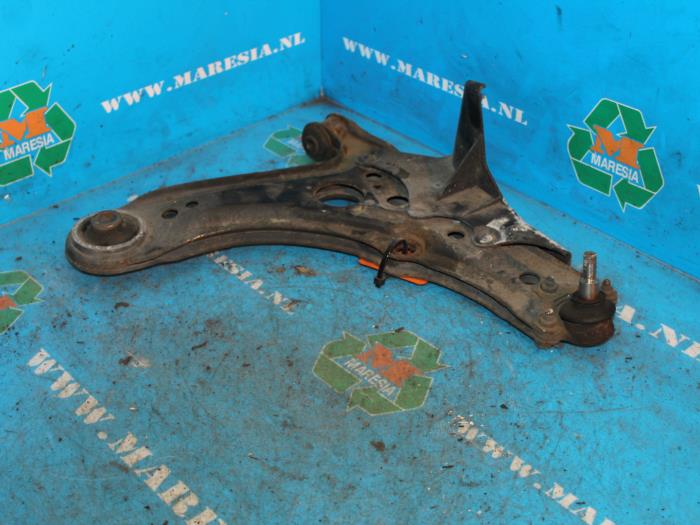 Front lower wishbone, right from a Volkswagen Lupo (6X1) 1.0 MPi 50 1999
