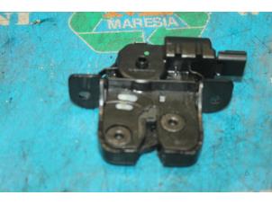 Used Tailgate lock mechanism Renault Clio IV (5R) 0.9 Energy TCE 90 12V Price € 31,50 Margin scheme offered by Maresia Auto Recycling B.V.